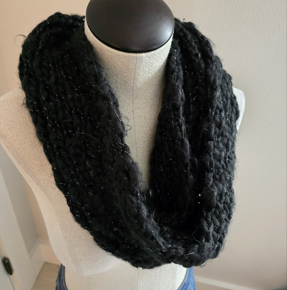 Black Chunky Knit Scarf by collectioneighteen.